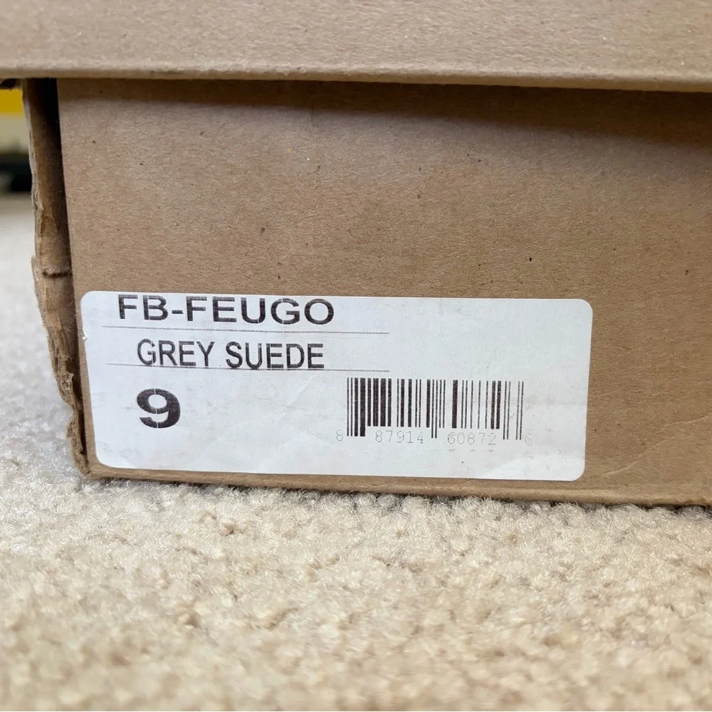 Women’s Free Bird Fuego Distressed Boot. Grey Suede. Size 9